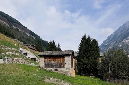 villa-vals-suisse-grange-montagne-troglodyte
