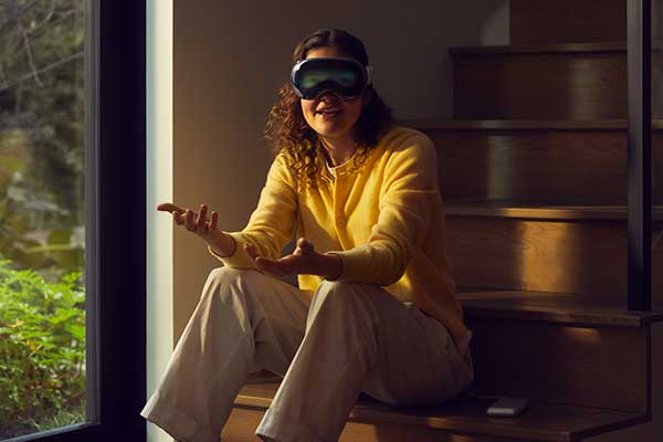 l'Apple Vision Pro comprend un système hautes performances de suivi des yeux qui utilise des caméras à haute vitesse et un anneau de LED pour une interaction réactive et intuitive.