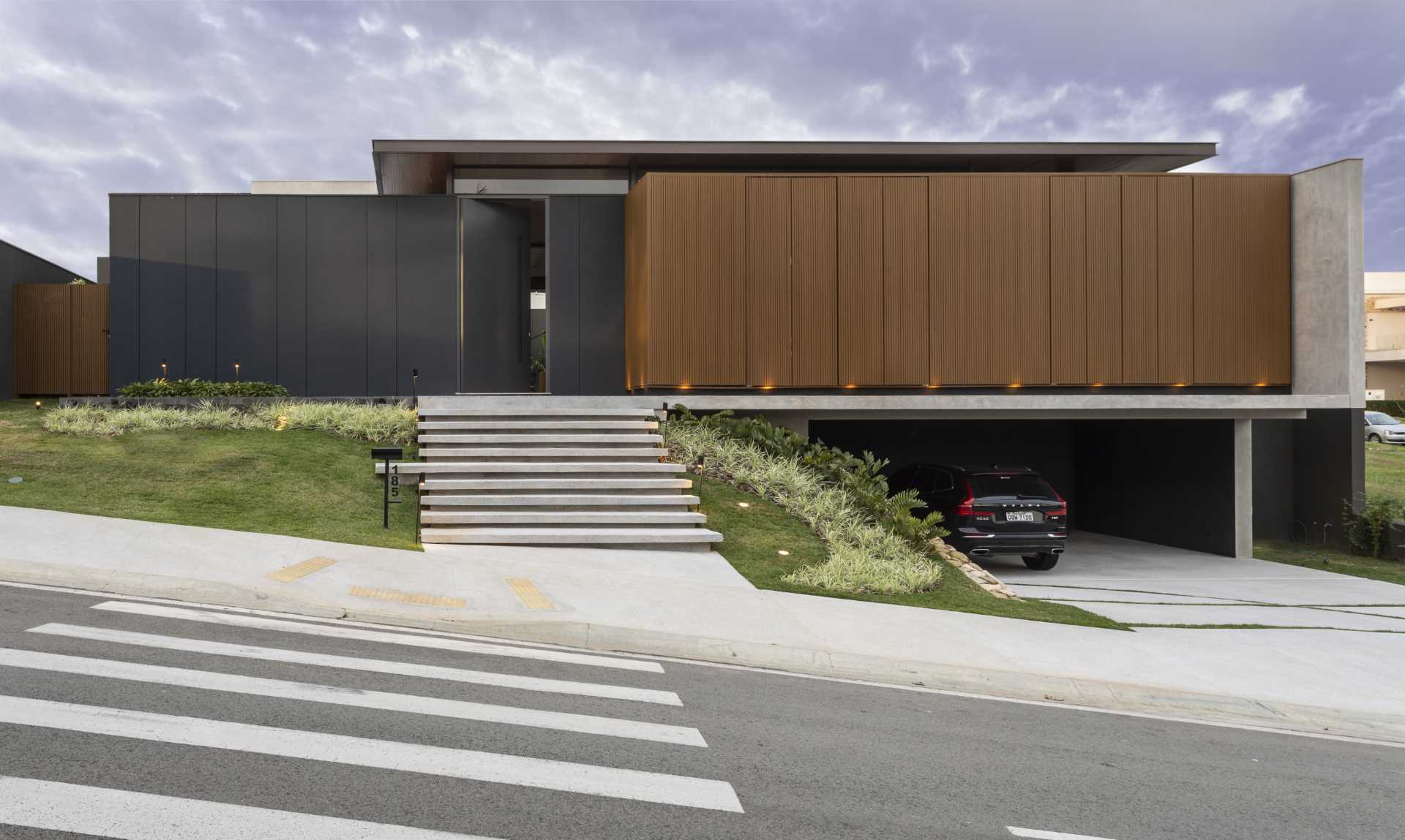 Concevoir un Espace de Vie Unique : ette maison a été conçue avec un design horizontal qui abrite un garage en sous-sol.
