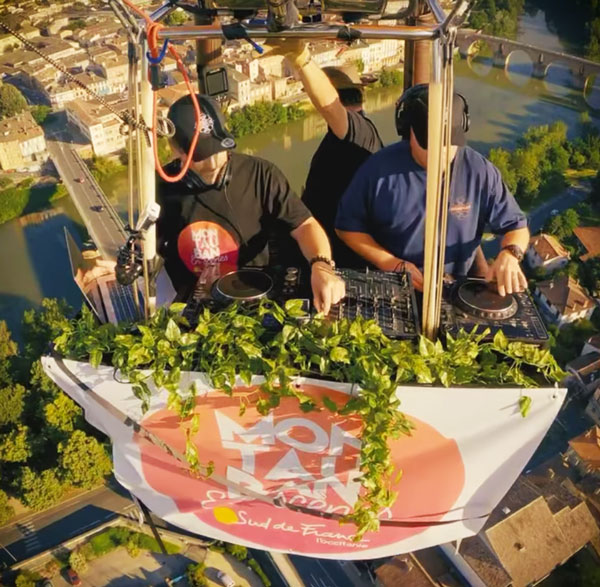 En juin 2023, MISSFEAT ont relevé un défi unique : mixer leur musique envoûtante à bord d'une montgolfière, survolant la belle ville de Montauban pour faire la promotion du Festival Montauban En Scènes 2023. Une belle opération de communication. 