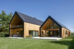 Deux Granges Modernes Fusionnent en Une Maison Innovante en Pologne