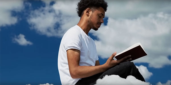 Homme qui lit dans les nuages, vidéo by Sora d'Open AI