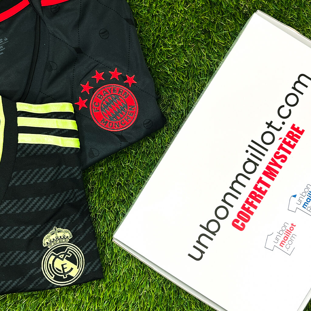 Découvrez la sélection mystère de maillots de football de haute qualité d'Un Bon Maillot, incluant des pièces emblématiques de clubs célèbres comme le Bayern Munich et le Real Madrid, présentés dans un coffret élégant prêt à surprendre les amateurs de sport. 