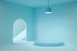 Espace minimaliste bleu monochrome avec arche, escalier blanc et lampe suspendue