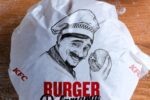 Burger Delamama KFC emballé dans un papier illustré