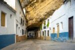 Rue troglodyte avec maisons sous les rochers à Setenil de las Bodegas