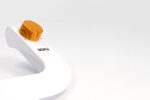 Vue rapprochée de la partie supérieure du bidet Boku, avec un design élégant et une molette en bois pour un contrôle facile, offrant une solution hygiénique et écologique pour les toilettes japonaises en France.