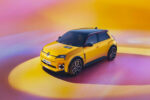 Vue diagonale de la Renault 5 électrique, mettant en valeur son design jaune et moderne.