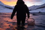 Cet artiste (Razobik) français a lancé "L’Eau de l’Impossible" : la premier eau minérale au monde récoltée à l’épuisette dans les Pyrénées. Une performance artistique unique qui défie la logique.