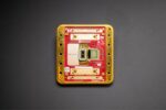 Photo de la puce quantique Majorana 1 de Microsoft, une innovation technologique majeure dans le domaine de l’informatique quantique.
