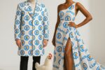 Tenue haute couture inspirée du logo E.Leclerc portée par un couple, accompagnée d’une poule blanche.