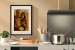 César et Cléopâtre en selfie dans une cuisine avec une poêle d’œufs au plat – affiche IA humoristique.