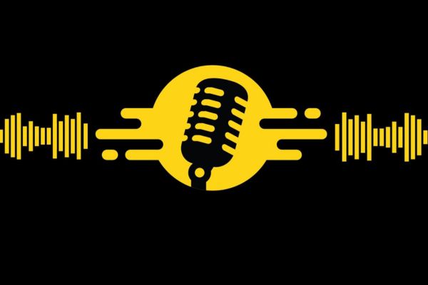 Visuel jaune et noir avec un micro stylisé et des ondes sonores, illustrant un podcast IA généré avec NotebookLM pour raconter l’histoire de CD-MENTIEL.