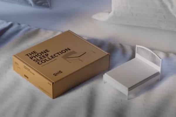 Image d’un mini-lit pour téléphone portable issu de la campagne “Phone Sleep Collection” d’IKEA, illustrant l’idée de mettre son smartphone “au lit” pour favoriser un meilleur sommeil.