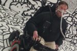 Guillaume en fauteuil roulant électrique, sous assistance respiratoire, symbole de force et d’autonomie malgré la myopathie de Duchenne