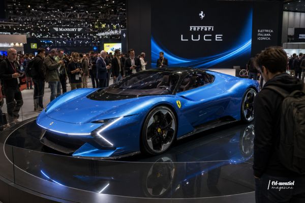 Ferrari Luce exposée sur un stand automobile international entourée de visiteurs découvrant la nouvelle supercar électrique italienne.